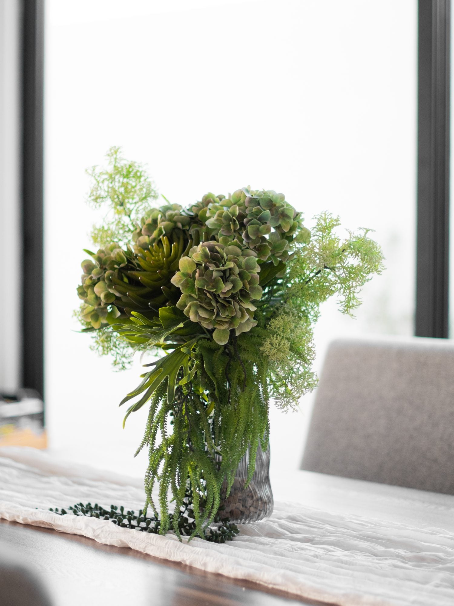 Arreglo botánico permanente de hortensias verdes sobre mesa